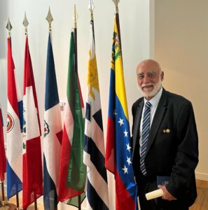Científico venezolano Daniel Scott-Algara recibe condecoración del senado francés por sus aportes a la investigación biomédica