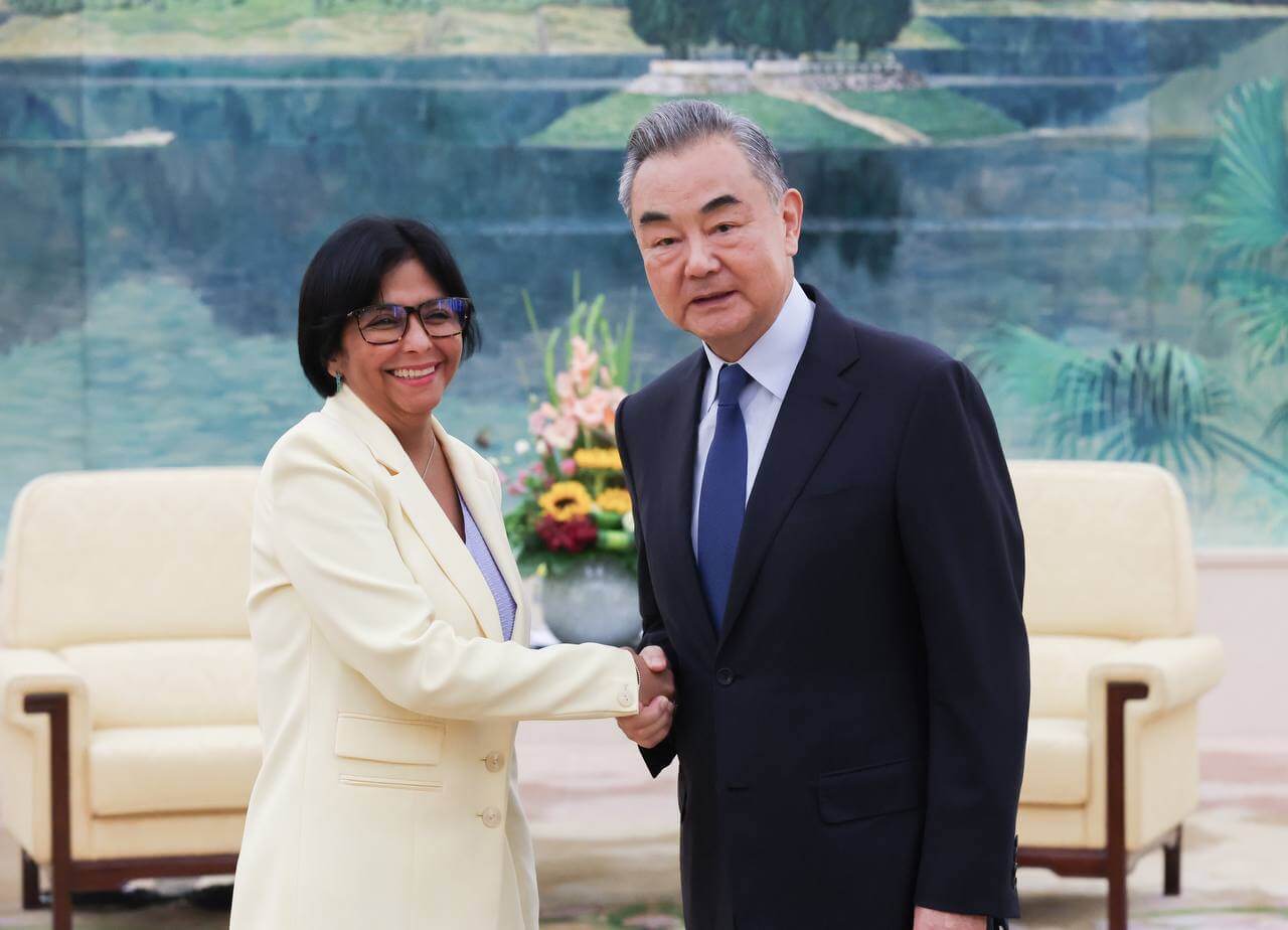 Vicepresidenta Rodríguez sostuvo reunión con canciller de China para fortalecer relaciones bilaterales