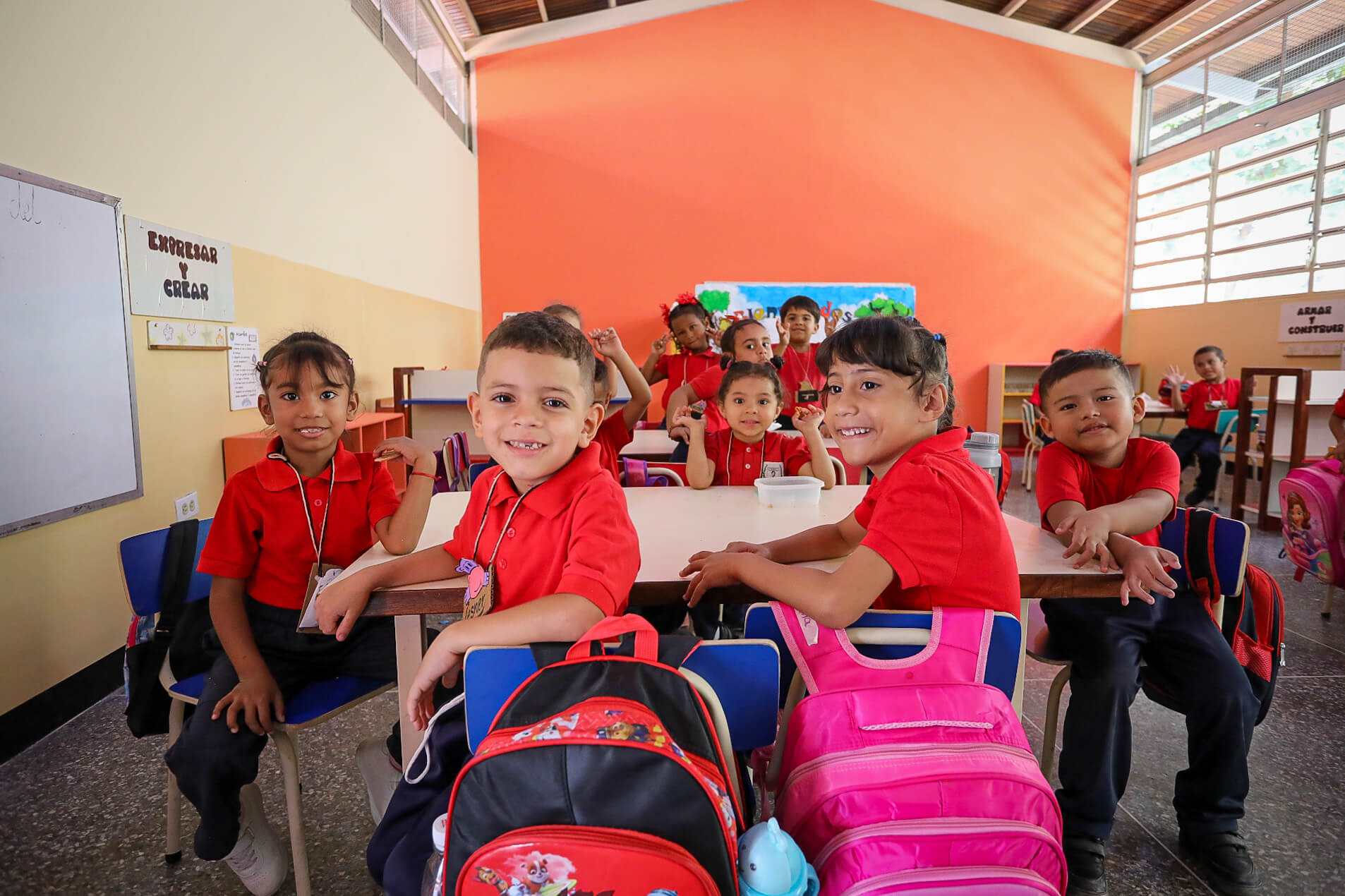 Niños y niñas de la escuela «Crucita Delgado» en la Pastora inician año escolar en espacios rehabilitados y equipados