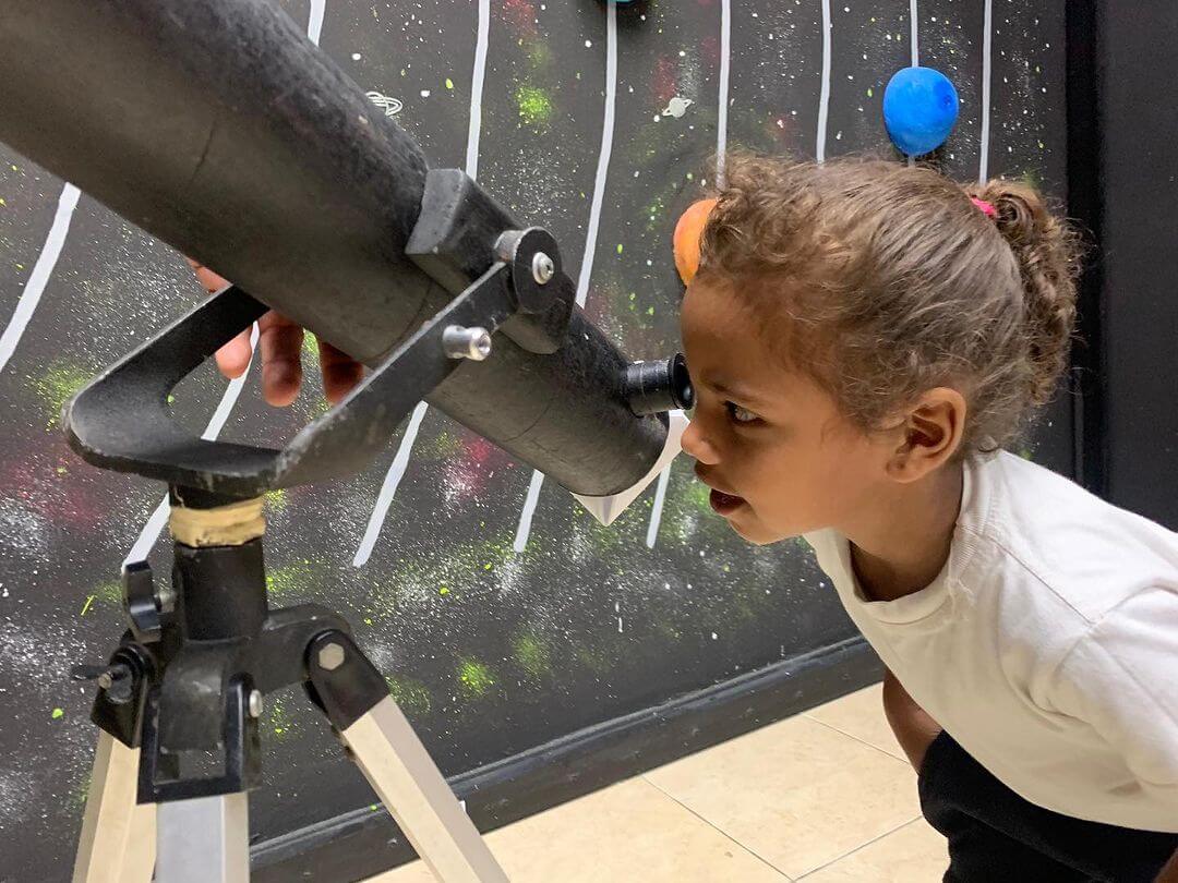 Estudiantes de Lara aprenden sobre astronomía y biotecnología en la Sala de Ciencias “AnaMaria Font”