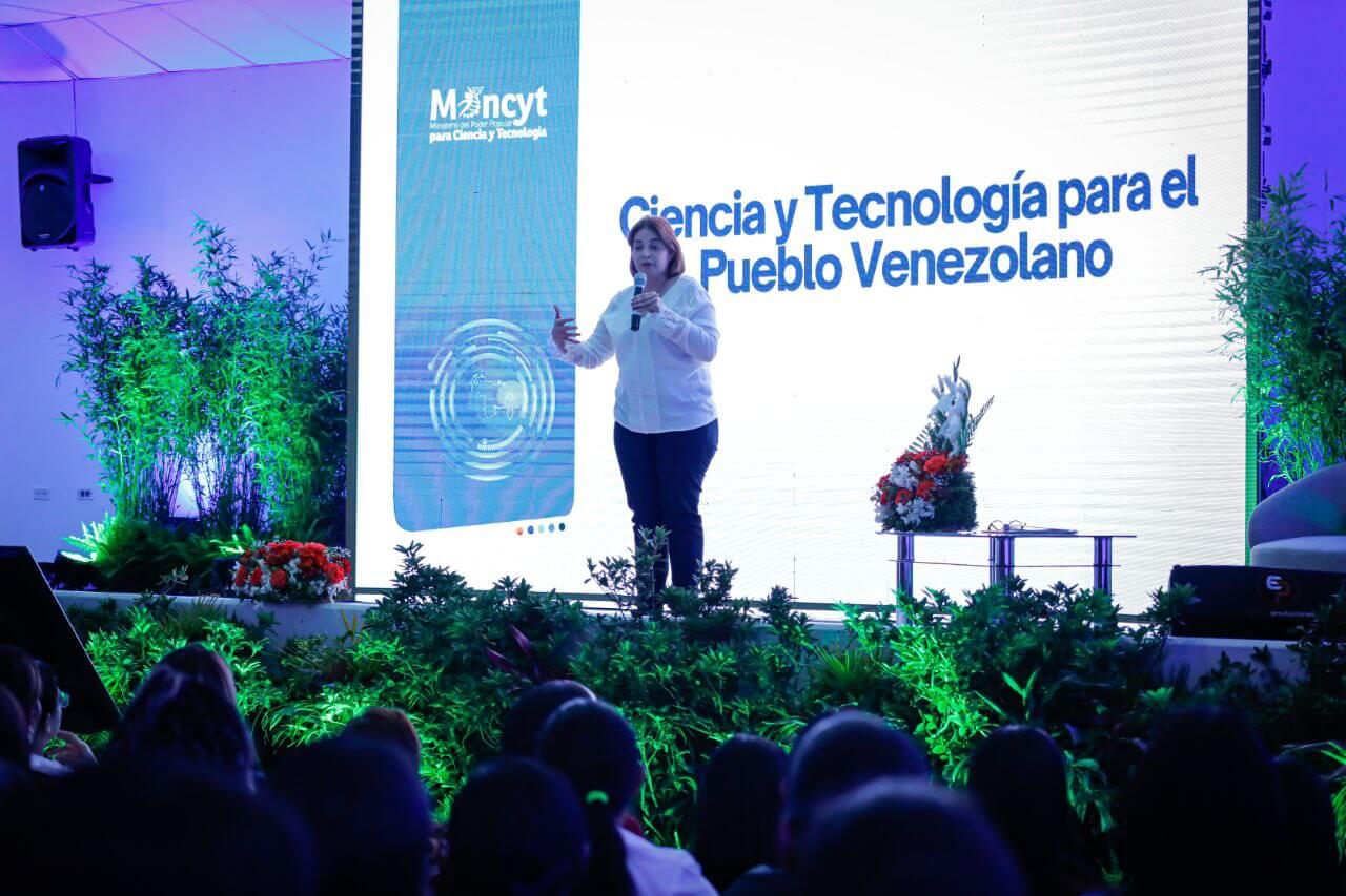 Ministra Gabriela Jiménez Ramírez ofreció conferencia sobre el papel de la mujer en el campo científico