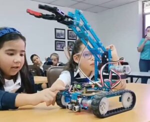Jóvenes de Táchira aprenden sobre telecomunicaciones, robótica e inteligencia artificial