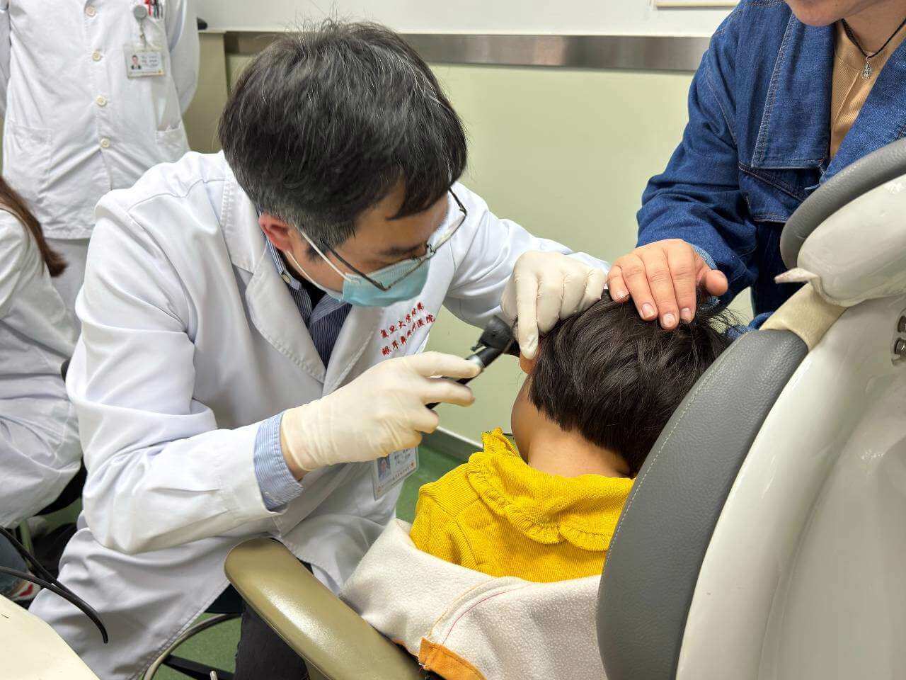 Descubren innovadora terapia génica que permite curar la sordera en niños y niñas