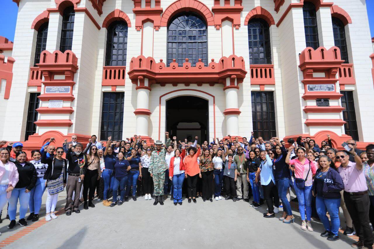 <strong>Sector científico y tecnológico rinde homenaje al comandante Hugo Chávez en el Cuartel 4F</strong>