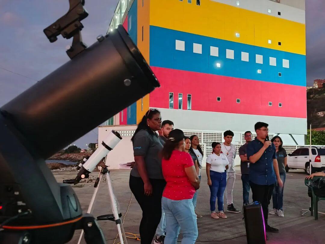 <strong>Niños y jóvenes de La Guaira disfrutaron de jornada astronómica con el Mincyt</strong>