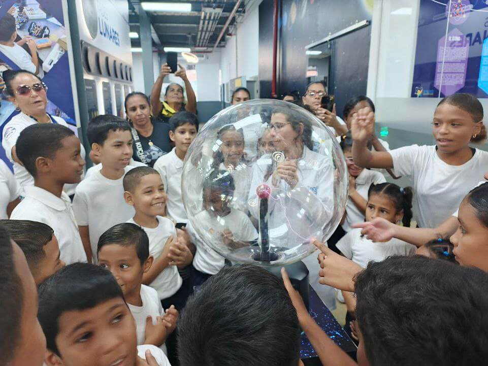 Semilleros Científicos de La Guaira visitan Centro Didáctico para la Enseñanza de las Ciencias