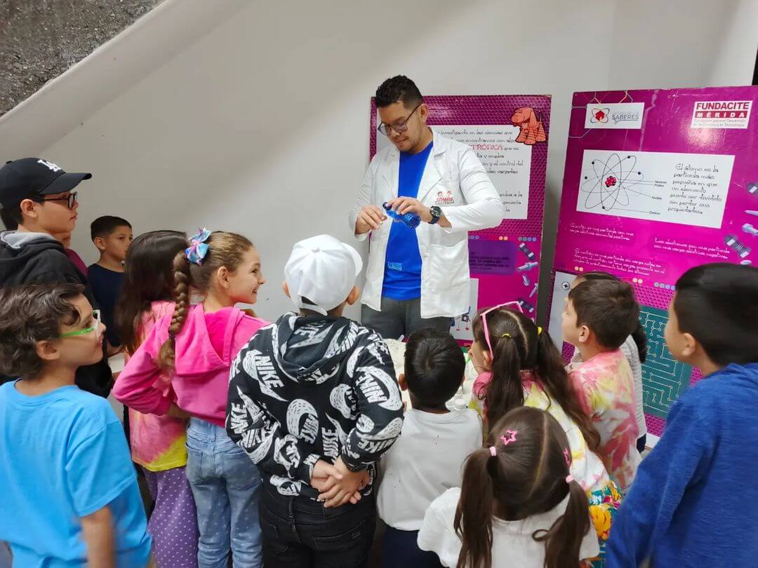 Niños y niñas de Mérida aprenden sobre ciencia y tecnología en plan vacacional