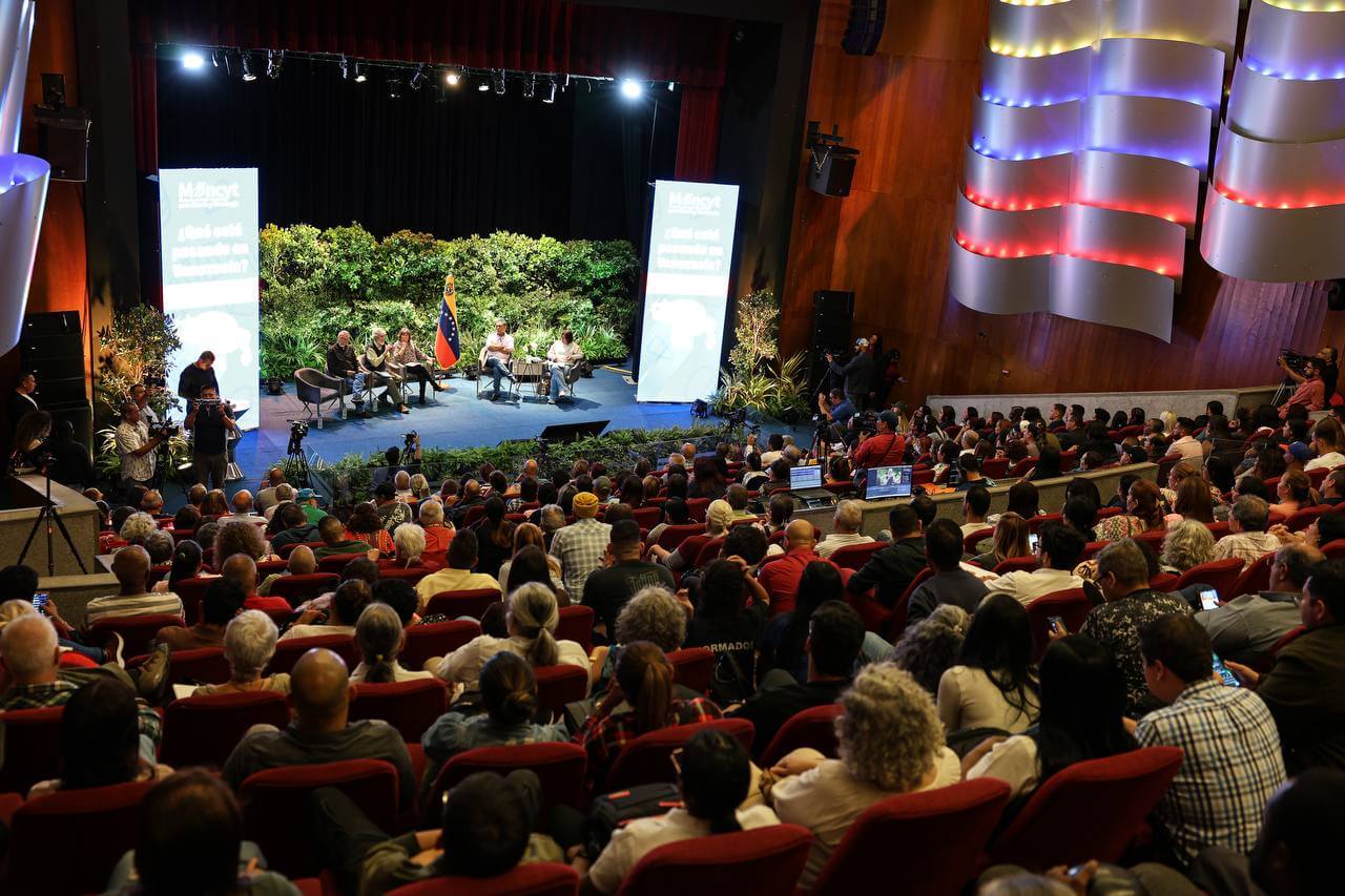 Foro «¿Qué está pasando en Venezuela? Operaciones psicológicas en el país» se presentó en el teatro Bolívar de Caracas