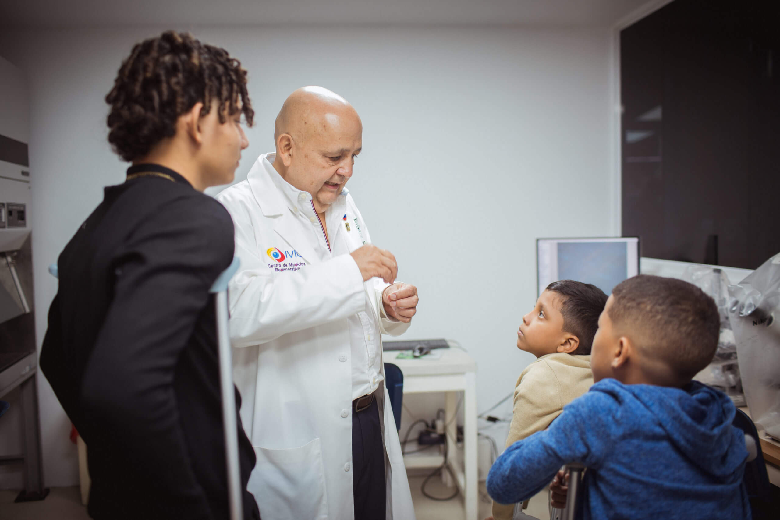 Niños tratados con células madre visitaron Unidad de Terapia Celular del IVIC