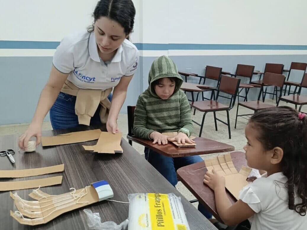 Semilleros Científicos de Falcón construyeron mano robótica con material de reciclaje