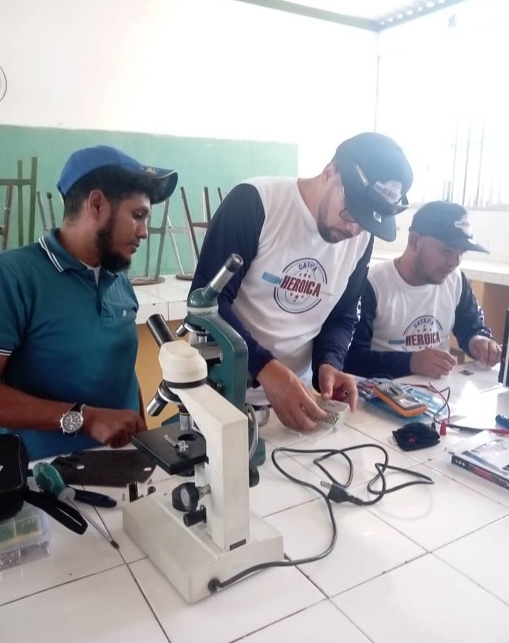 Cayapa Heroica rehabilita microscopios en escuela de Cumaná