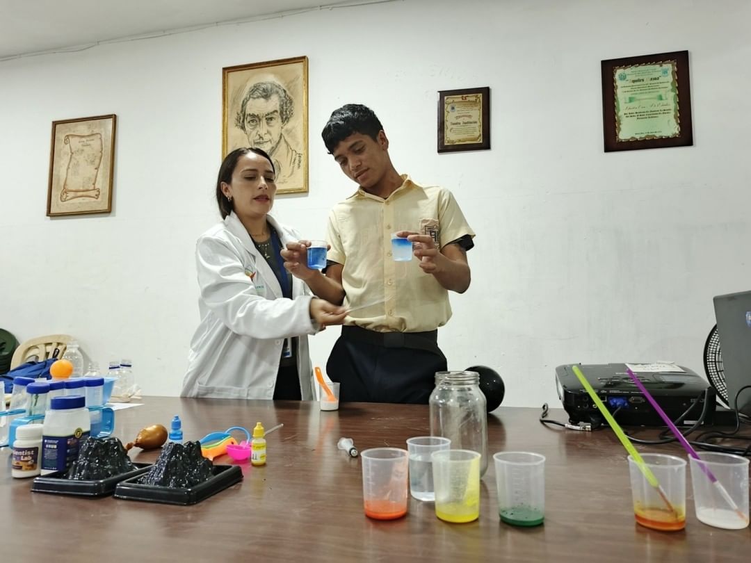 Química y robótica inspiran vocaciones en estudiantes de Aragua