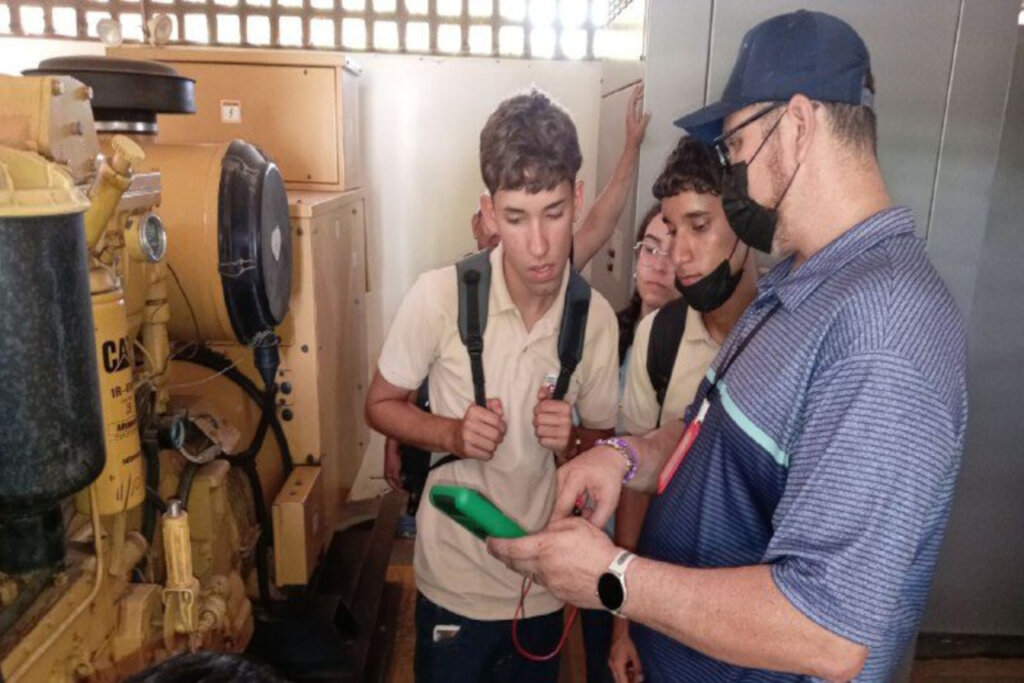 Mujeres y jóvenes estudiantes lideran reparación de equipos médicos en el Zulia con la Cayapa Heroica