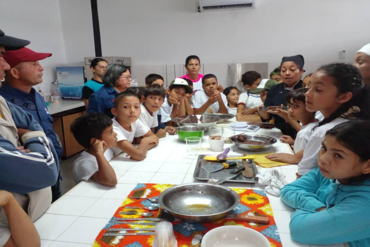 En este momento estás viendo Taller de transformación del cacao cautiva a semilleros científicos de Barinas