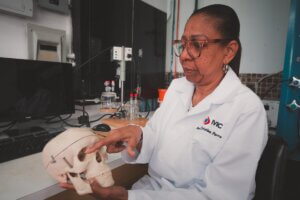 Lee más sobre el artículo Investigadora del IVIC trabaja en la formulación de cemento óseo incorporando agentes antibacterianos y antioxidantes