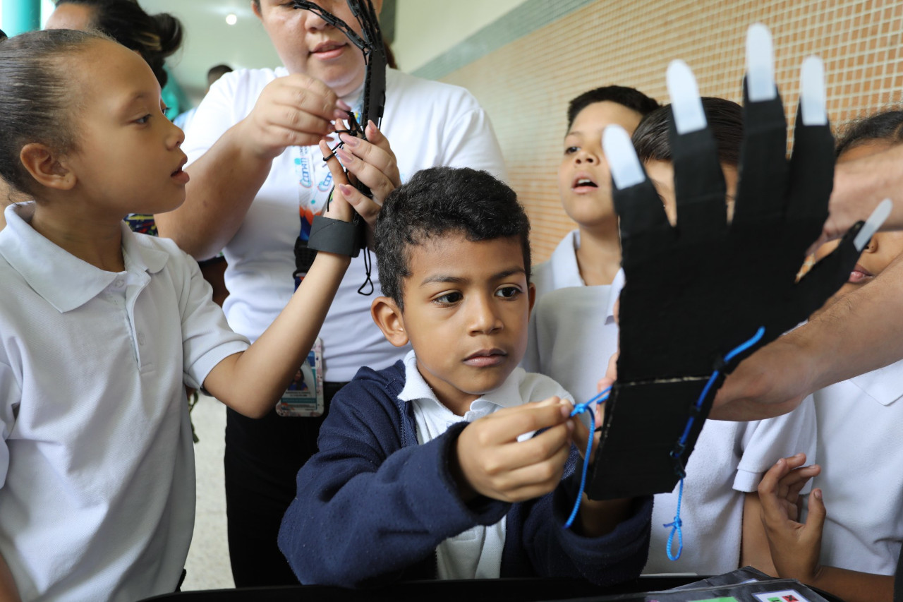 En este momento estás viendo Caracas | Jóvenes del Complejo Educativo Gran Colombia disfrutaron de la Feria de Ciencia y Tecnología