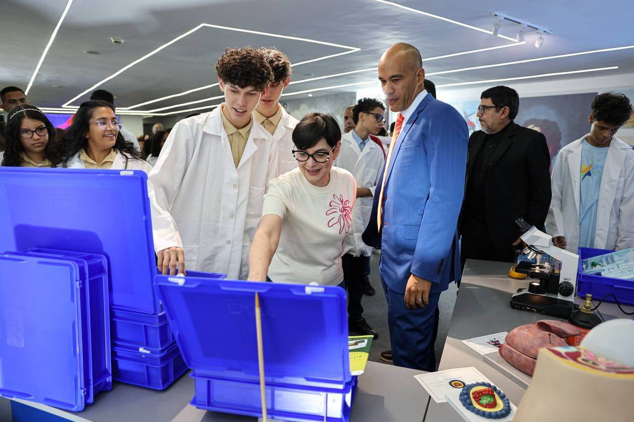 Lee más sobre el artículo Instituciones educativas son dotadas con kits de ciencias