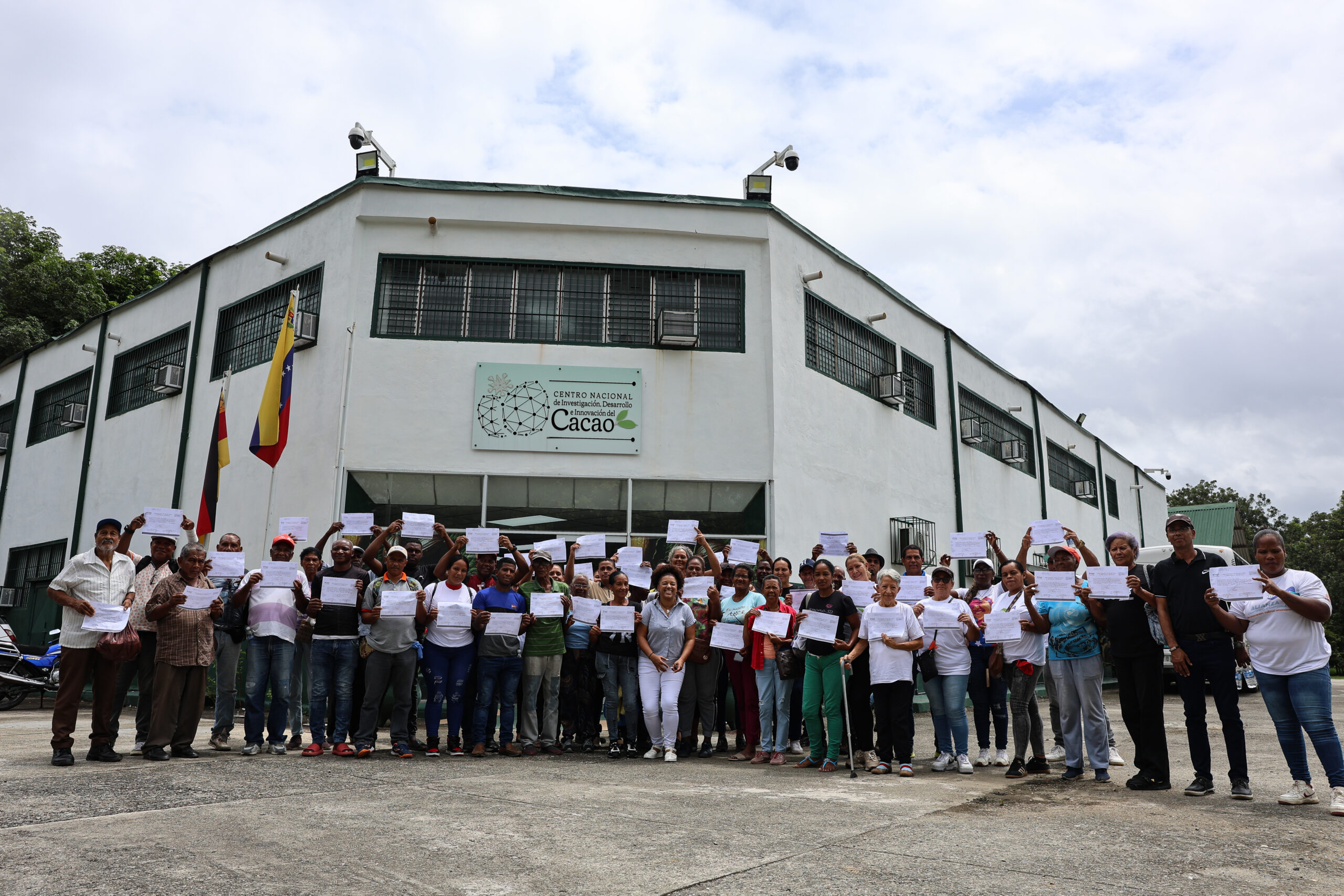 En este momento estás viendo Gobierno Bolivariano entrega 25 mil plantas de cacao con alta calidad fitosanitaria a productores mirandinos