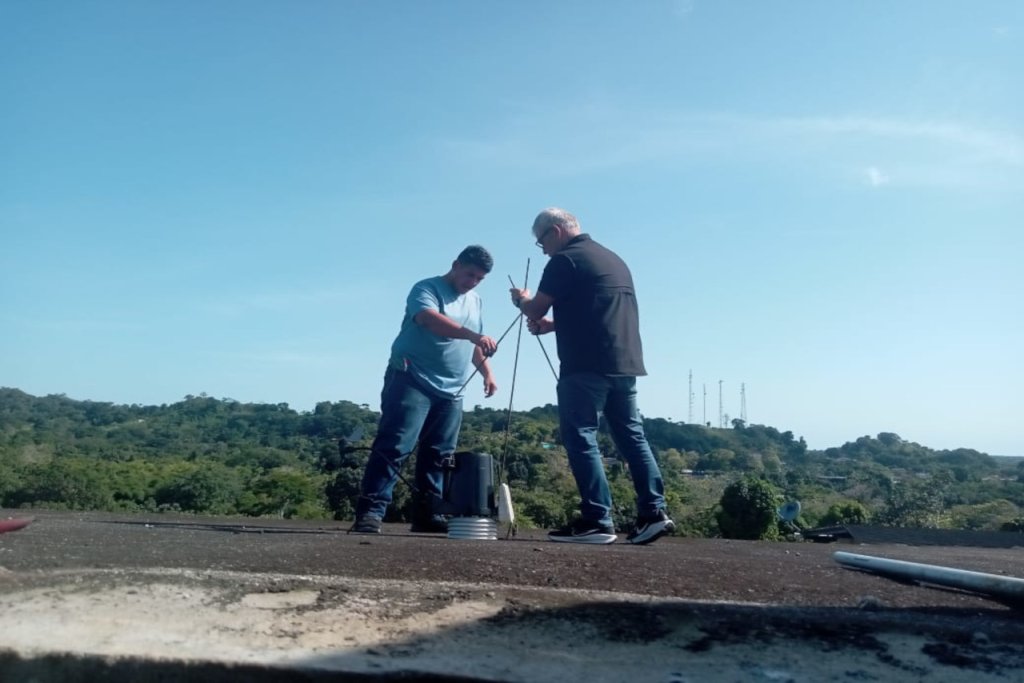 Investigadores venezolanos instalan estación meteorológica para optimizar producción de cacao en El Guapo