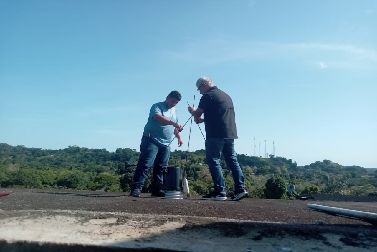 En este momento estás viendo Investigadores venezolanos instalan estación meteorológica para optimizar producción de cacao en El Guapo
