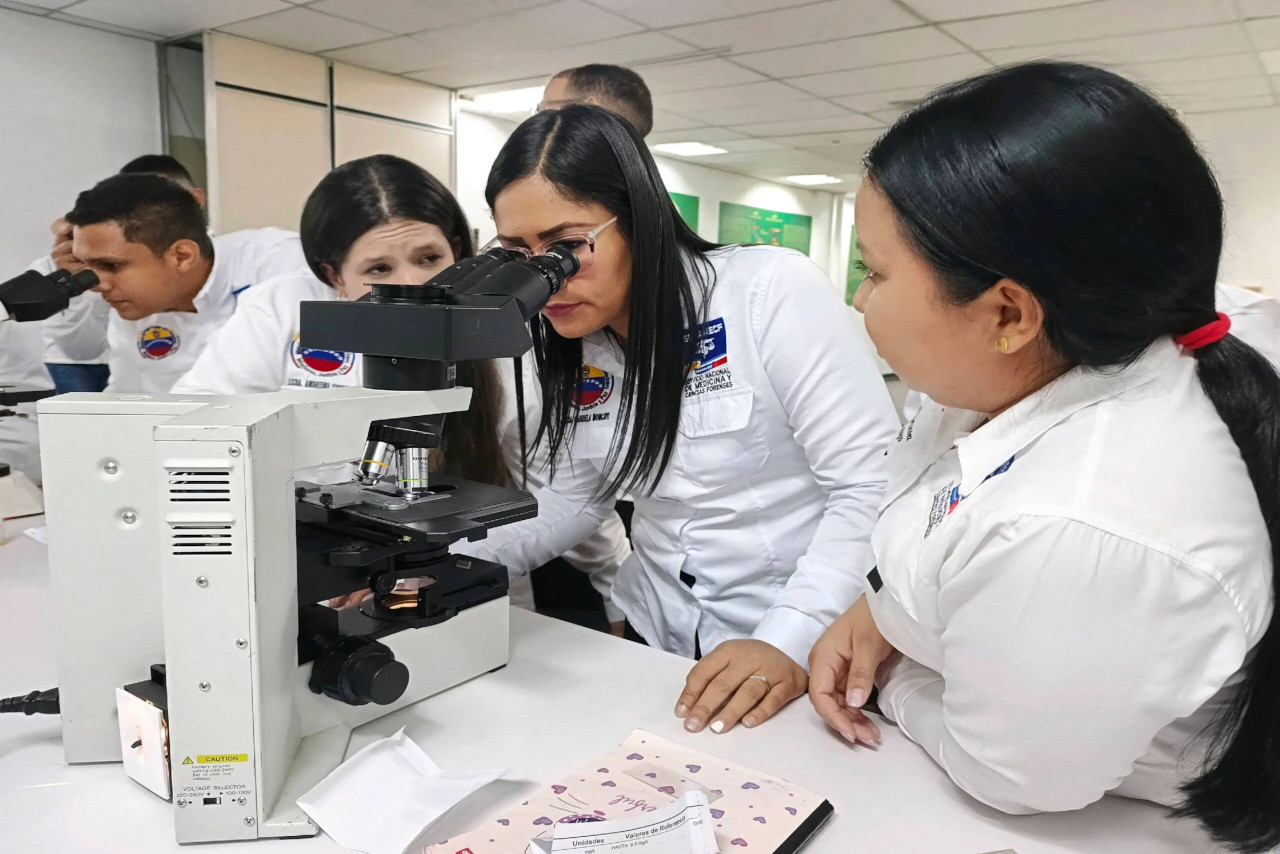 En este momento estás viendo Mincyt capacita a expertos forenses del Zulia en técnicas de microscopía