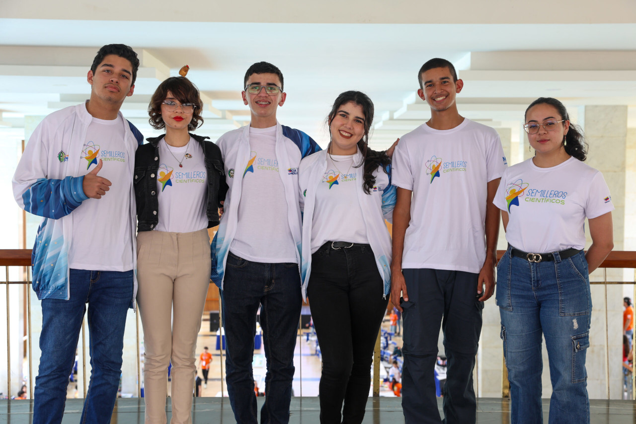 En este momento estás viendo Jóvenes destacados en Olimpiada Mundial de Astronomía comparten alegría por objetivos alcanzados
