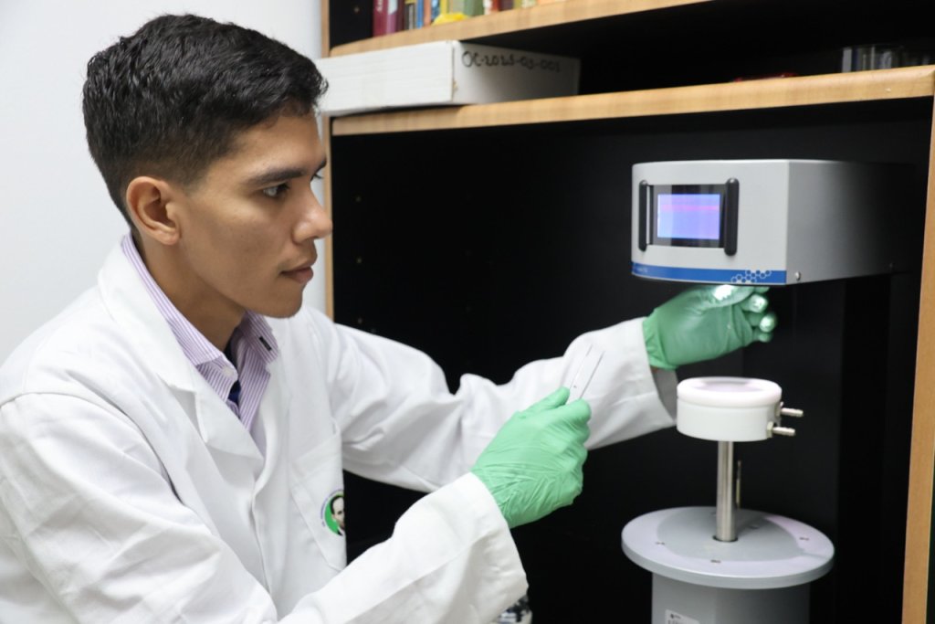 Investigadores del IDEA estudian biosurfactante de origen bacteriano para mitigar contaminación por hidrocarburos