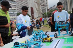 Lee más sobre el artículo Jóvenes venezolanos exhiben en Caracas su talento en robótica