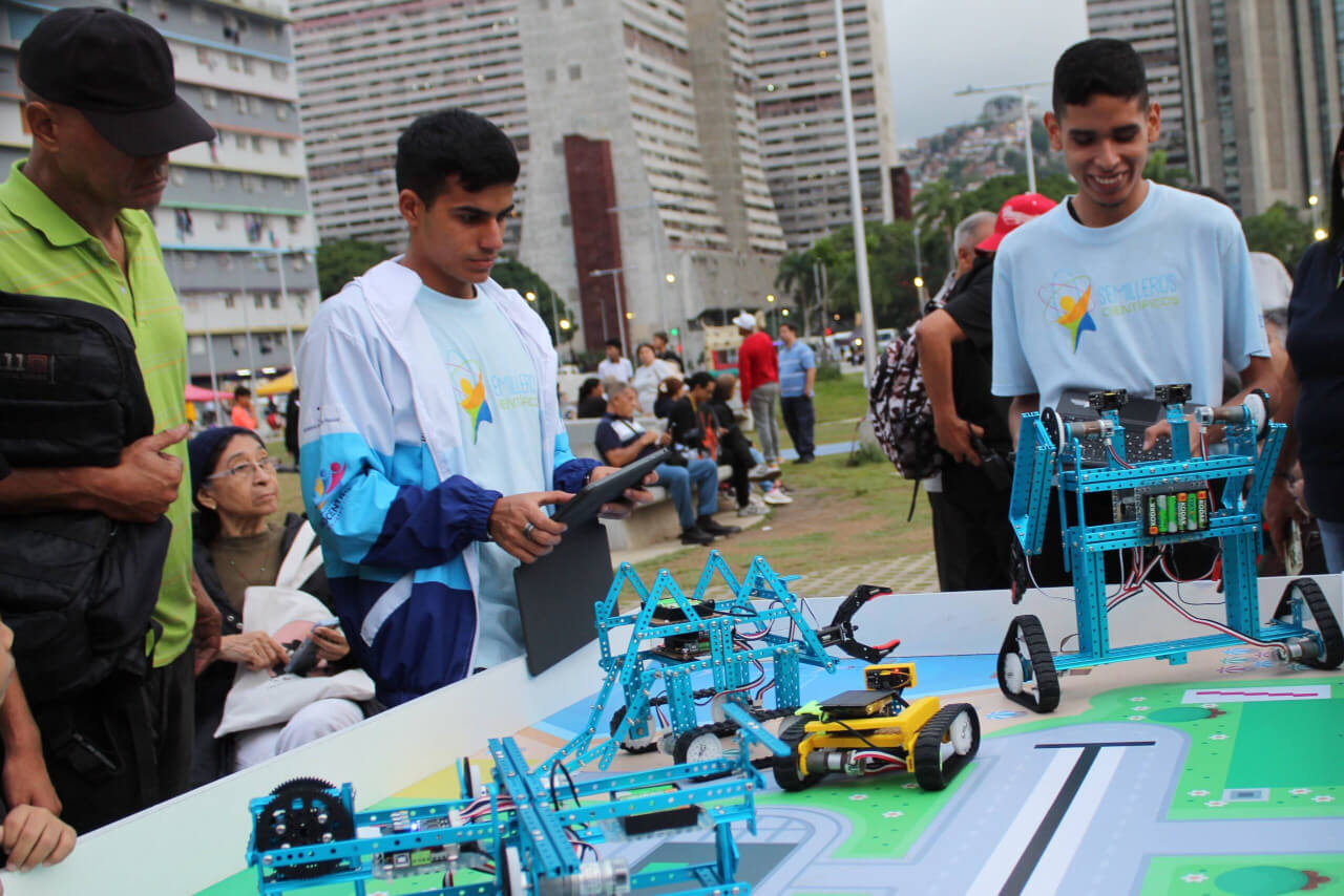 En este momento estás viendo Jóvenes venezolanos exhiben en Caracas su talento en robótica
