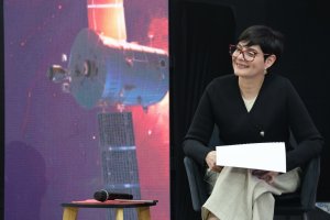 Lee más sobre el artículo Ministra Gabriela Jiménez Ramírez aborda retos y avances de la IA en conferencia magistral en Fitelven 2025