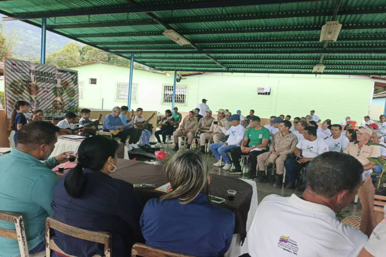 En este momento estás viendo Mincyt entrega 2 mil plántulas de café biotizadas a productores barineses