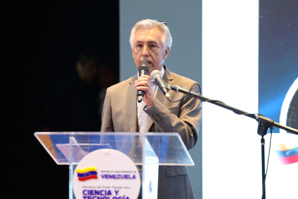 Delegado de Francia ofrece ponencia sobre desechos espaciales en congreso celebrado en Caracas