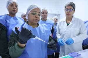 Lee más sobre el artículo Formación científica fortalece capacidades en diagnósticos con técnicas ELISA en el sector salud militar