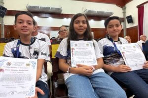 Lee más sobre el artículo Condecoran a jóvenes merideños que representarán a Venezuela en las Olimpiadas Mundiales de Robótica en Singapur