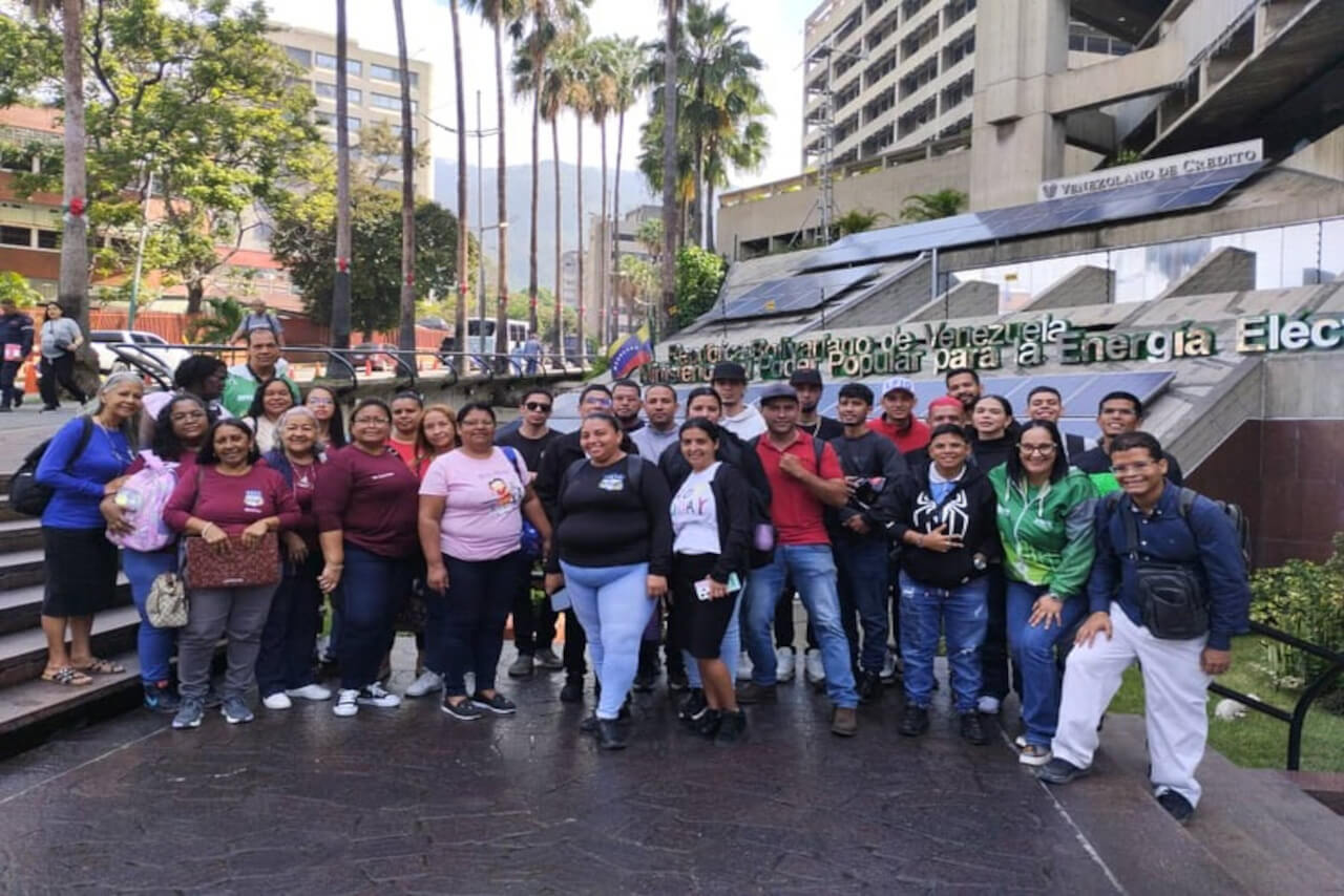 En este momento estás viendo Docentes y ecosocialistas de Caracas participan en jornada de tecnologías limpias