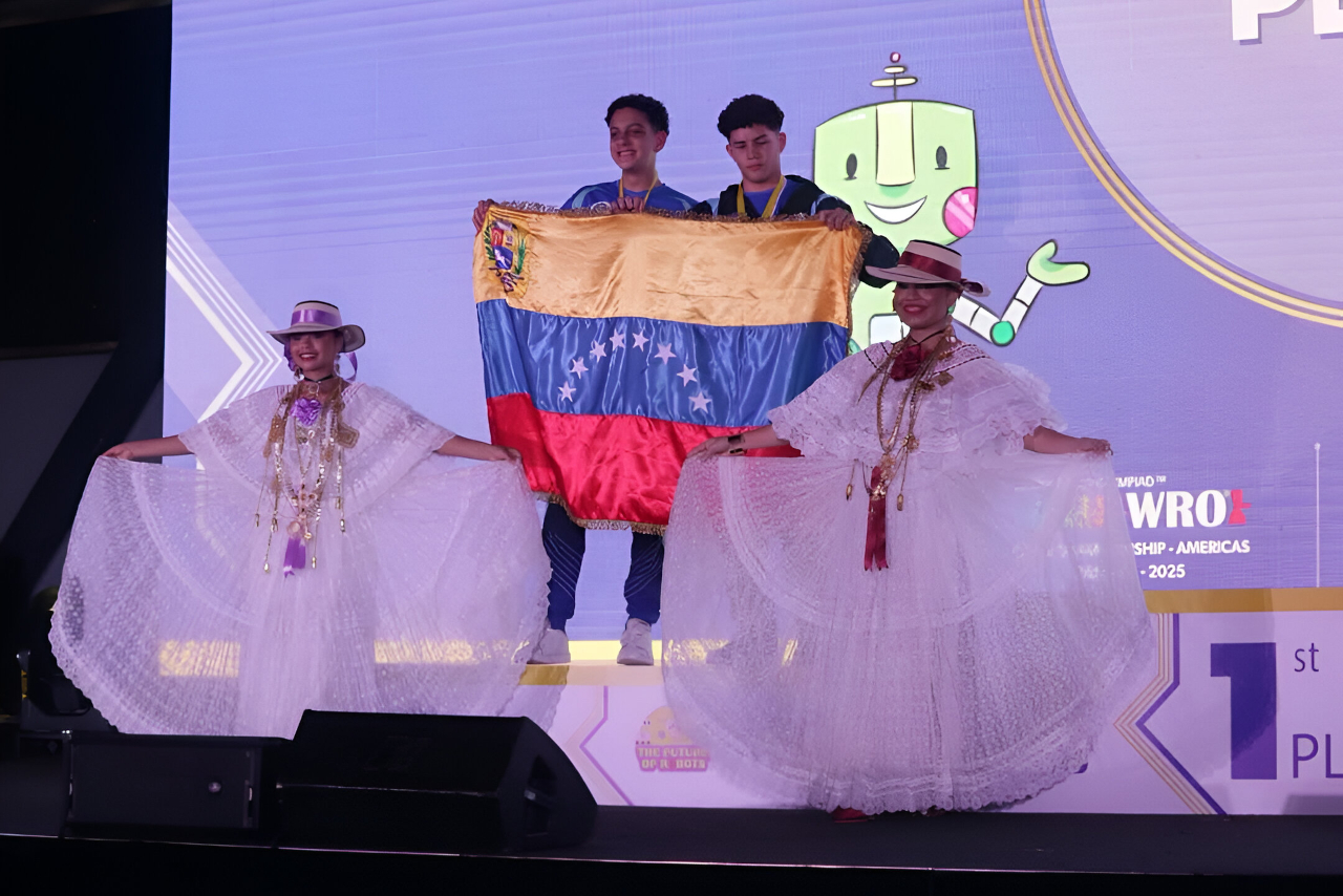 En este momento estás viendo Venezuela conquista medalla de plata en el WRO Open Championship Américas 2025 en Panamá