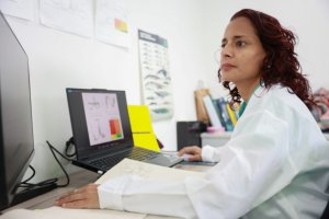 Lee más sobre el artículo Investigadora del IVIC revela logros en evaluación de vulnerabilidad del sistema pesquero artesanal de sardina ante el crisis climática