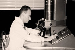 Lee más sobre el artículo Humberto Fernández-Morán: 102 años de una luz infinita para la ciencia