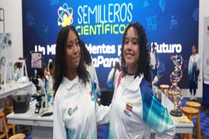 Lee más sobre el artículo Ministra Gabriela Jiménez destaca participación de más del 50% de las niñas en el Programa Nacional Semilleros Científico