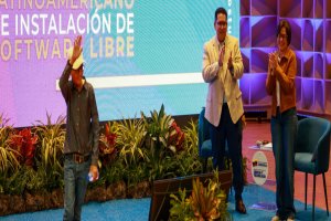 Lee más sobre el artículo Semillero científico presenta innovador sistema MiOS en FLISoL 2026