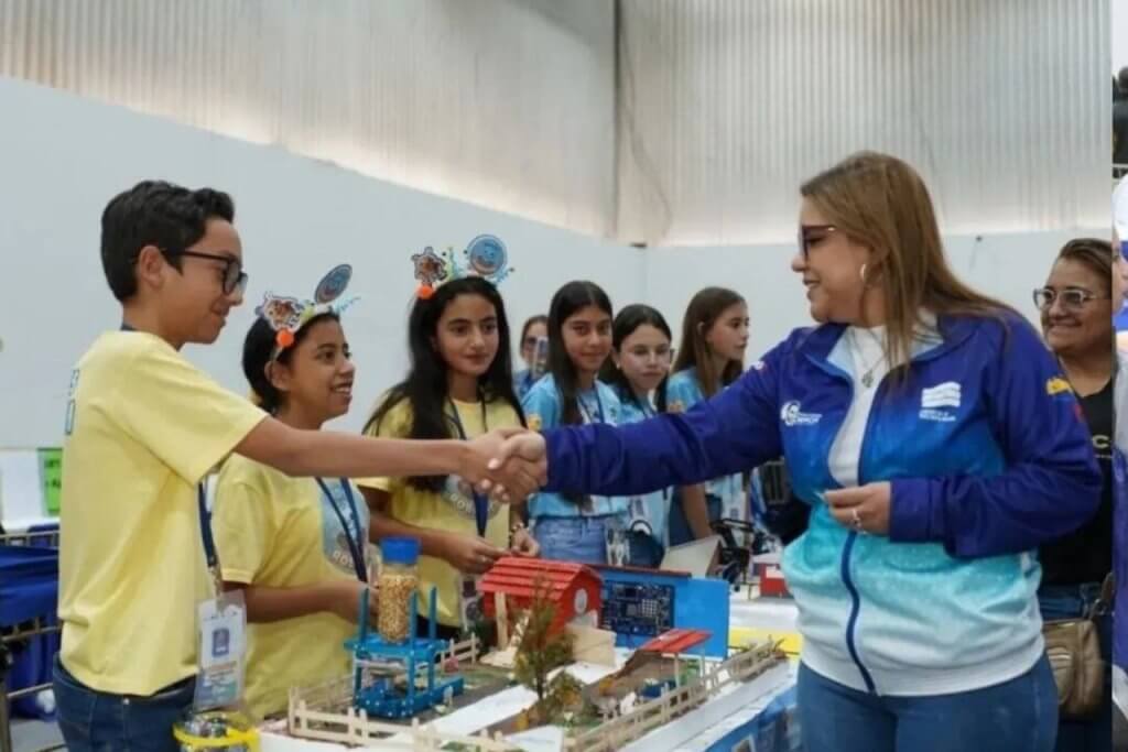 Semilleros de Mérida crean Nido Robótico para automatizar gallineros