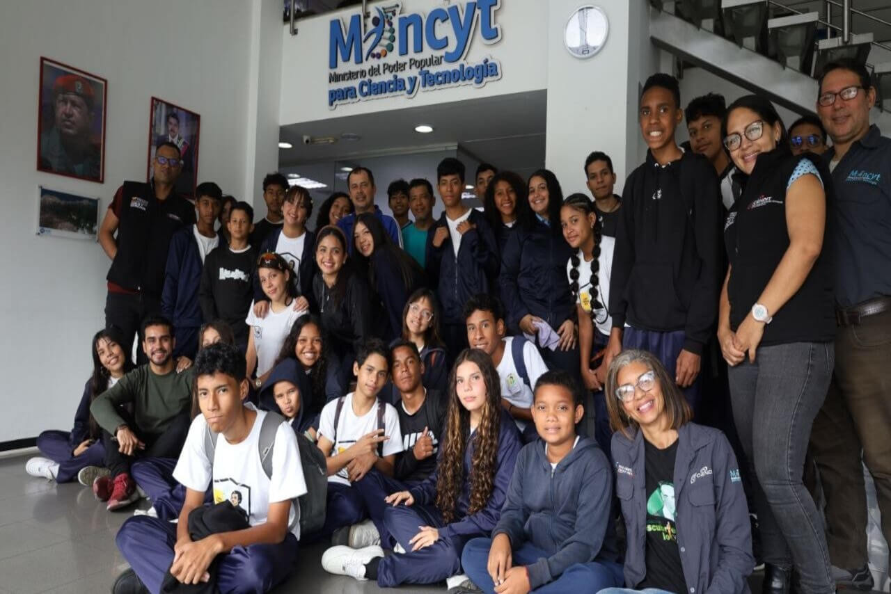 En este momento estás viendo Jóvenes petareños exploran el motor de la tecnología venezolana en la Fundación Cendit