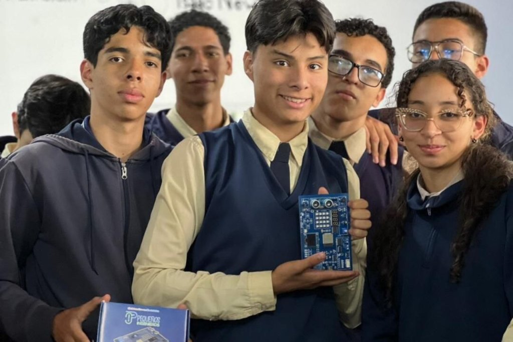 Mincyt entrega 120 kits didácticos de electrónica a estudiantes de bachillerato en Mérida