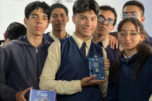 Lee más sobre el artículo Mincyt entrega 120 kits didácticos de electrónica a estudiantes de bachillerato en Mérida