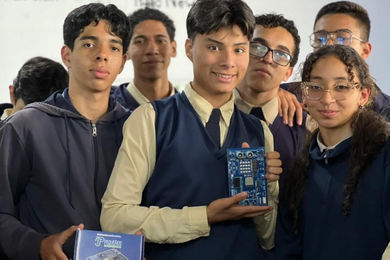 En este momento estás viendo Mincyt entrega 120 kits didácticos de electrónica a estudiantes de bachillerato en Mérida