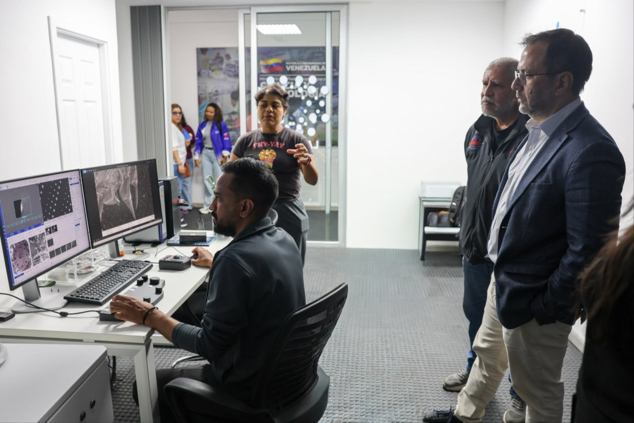Lee más sobre el artículo Ministro Yván Gil recorre instalaciones del Laboratorio Avanzado de Microscopía Electrónica de la FIIIDT