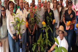 Lee más sobre el artículo Gobierno Bolivariano entregó más de 7.500 plantas de cacao a productoras y productores del estado Miranda