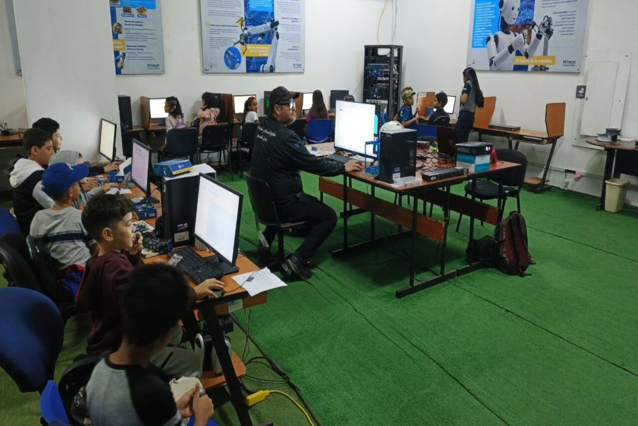 En este momento estás viendo Mincyt capacita a estudiantes zulianos en robótica con la Agenda Pequeños Ingenieros