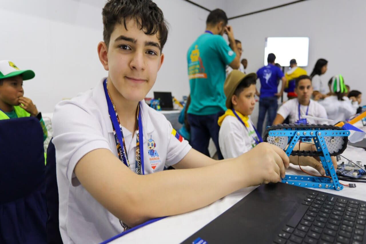 Lee más sobre el artículo Semillero científico Ibrahim Rahwan brilla en Concurso Internacional de Innovación e Investigación 2026 en Indonesia
