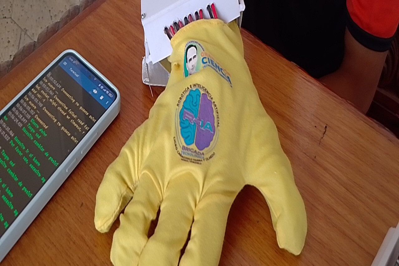 En este momento estás viendo Jóvenes merideños desarrollan prototipo de guante robótico asistencial para el Iahula